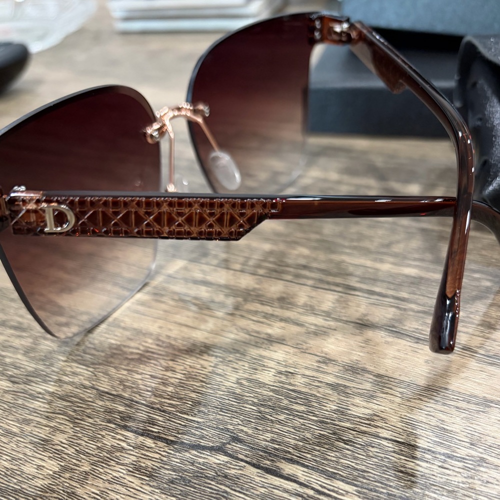 Elegant Gradient Sunglasses - Picture 3 of 3